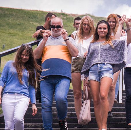 <img src="kariera_4.jpg" alt="pracownicy firmy call center simio polska" />