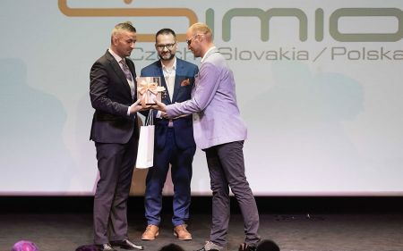 <img src="nagrody_05.jpg" alt="simio polska złota słuchawka nagroda" />