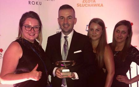 <img src="nagrody_06.jpg" alt="simio polska złota słuchawka nagroda" />