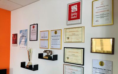 <img src="nagrody_08.jpg" alt="simio polska ściana z nagrodami i certyfikatami" />